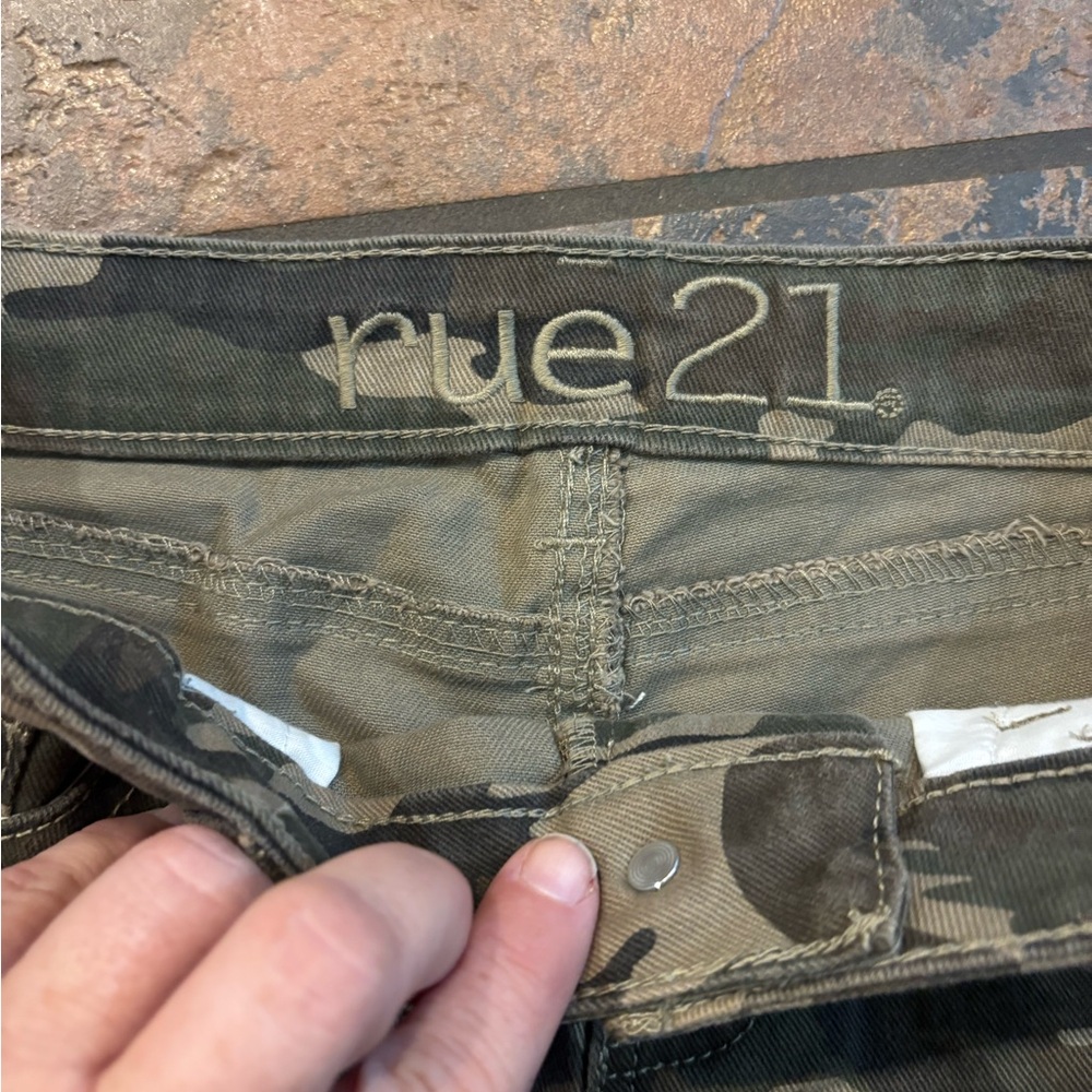 ⭐️Rue21 Women's Camo Jean Shorts - Picture 2 of 4